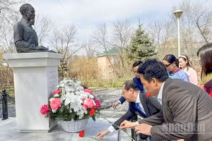 Tổng lãnh sự Việt Nam tại Vladivostok Nguyễn Việt Kiên cùng các đại biểu dâng hoa tại Tượng đài Chủ tịch Hồ Chí Minh.