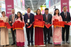 Các đại biểu cắt băng khai trương khu gian hàng Việt Nam tại WorldFood Moscow 2025. 