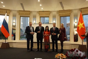 Tổng Lãnh sự Nguyễn Mai Hường và các vị khách mời cùng nhau nâng ly chúc mừng 80 năm Quốc khánh Việt Nam.