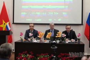 Đại sứ Việt Nam tại Liên bang Nga Đặng Minh Khôi (ngoài cùng bên trái) dự và phát biểu tại phiên toàn thể. (Ảnh: XUÂN HƯNG)