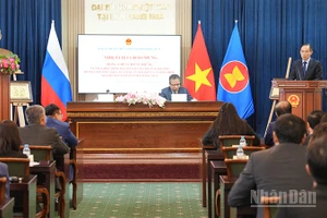 Đặc phái viên của Tổng Bí thư Tô Lâm thông báo kết quả Đại hội XIV tới cộng đồng người Việt tại Liên bang Nga. (Ảnh: XUÂN HƯNG)