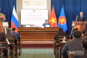 Đặc phái viên của Tổng Bí thư Tô Lâm thông báo kết quả Đại hội XIV tới cộng đồng người Việt tại Liên bang Nga. (Ảnh: XUÂN HƯNG)