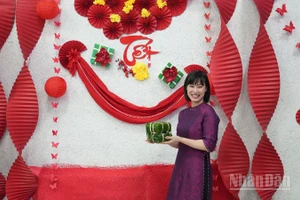 Thí sinh tham gia cuộc thi bên "sản phẩm" của mình. (Ảnh: XUÂN HƯNG)