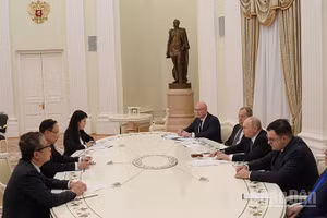 Đặc phái viên của Tổng Bí thư Tô Lâm, Ủy viên Bộ Chính trị, Bộ trưởng Ngoại giao Lê Hoài Trung hội kiến Tổng thống Liên bang Nga Vladimir Putin. (Ảnh: XUÂN HƯNG)