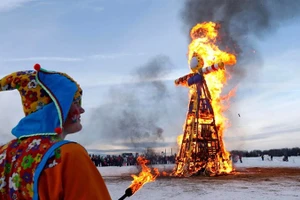 Đốt hình nộm tại Lễ hội Maslenitsa. (Ảnh: TASS)