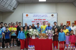 Ban Tổ chức, khách mời chụp ảnh lưu niệm với các vận động viên.