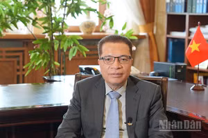 Đại sứ Việt Nam tại Liên bang Nga Đặng Minh Khôi trả lời phỏng vấn phóng viên Báo Nhân Dân thường trú tại Nga. (Ảnh: XUÂN HƯNG)