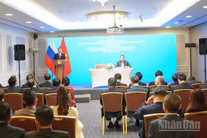 Thủ tướng Lê Minh Hưng gặp các cơ quan đại diện và cộng đồng người Việt Nam tại Liên bang Nga. (Ảnh: XUÂN HƯNG)