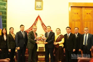Đại sứ Đặng Minh Khôi tặng hoa chúc mừng Đại sứ Siphandone Oybuabuddy cùng cán bộ, nhân viên Đại sứ quán Lào tại Liên bang Nga.