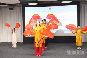 Con em cộng đồng người Việt Nam và bạn bè Nga biểu diễn tiết mục múa "Ngày xuân long phụng sum vầy". (Ảnh: XUÂN HƯNG)