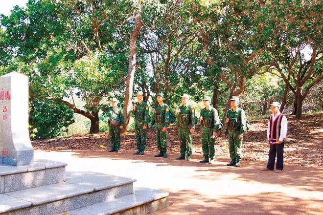 Già Ksor Bơng thường cùng bộ đội biên phòng tuần tra biên giới tiếp giáp Campuchia.