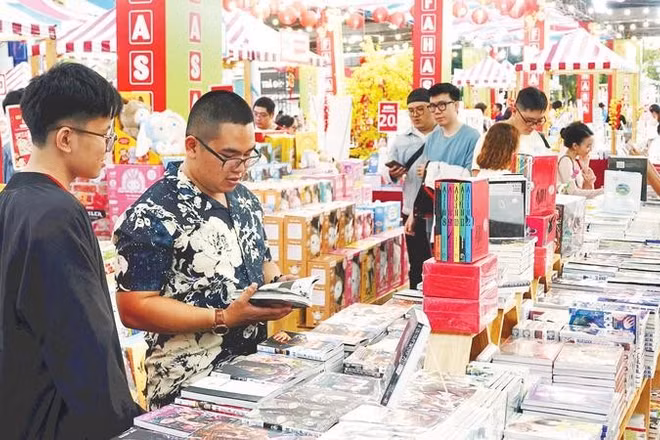 Lễ hội Đường sách Tết Bính Ngọ thu hút đông đảo bạn đọc, du khách tham quan.