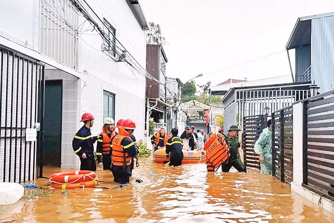 Giữa tháng 8, sau trận mưa lớn kéo dài, một khu dân cư tại phường Lâm Viên-Đà Lạt bị ngập sâu gần 1m khiến cho nhiều hộ dân bị cô lập trong thời gian ngắn.