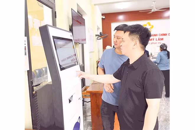Người dân lấy số thứ tự thực hiện thủ tục hành chính tại Trung tâm Hành chính công phường Mỹ Lâm.