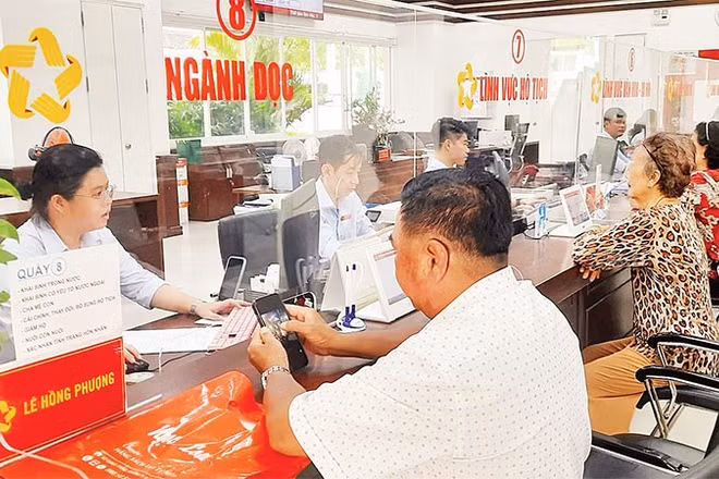 Người dân làm thủ tục hành chính tại phường Phú Nhuận, Thành phố Hồ Chí Minh.