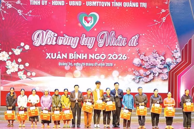 Các đồng chí lãnh đạo tỉnh Quảng Trị tặng quà Tết cho hộ nghèo tại chương trình “Nối vòng tay nhân ái”.