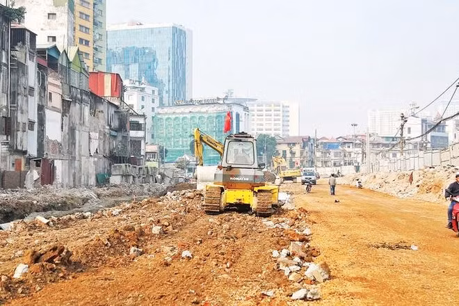 Đường Vành đai 1 (đoạn Hoàng Cầu - Voi Phục) đang hình thành. (Ảnh QUỐC TOẢN)