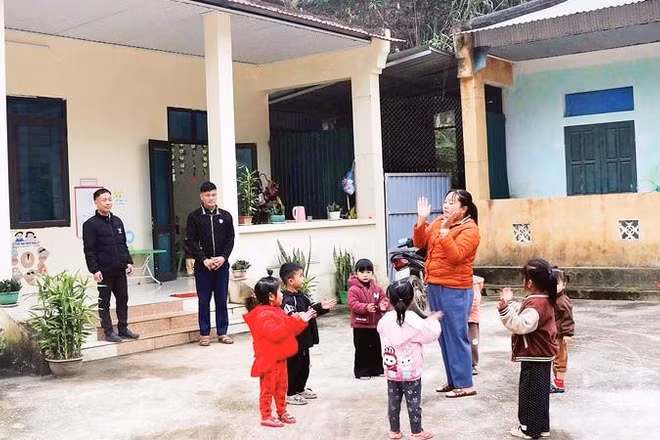 Trẻ em trong thôn Bản Giáng được đến trường.