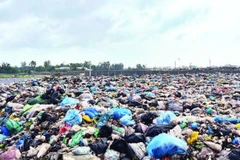 Trên địa bàn tỉnh Vĩnh Long chưa có nhà máy xử lý rác vận hành cho nên rác được đổ lộ thiên, gây ô nhiễm môi trường.