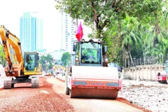 Các đơn vị thi công xây dựng tuyến đường vành đai 1 đoạn Hoàng Cầu-Voi Phục. (Ảnh VIẾT THÀNH)