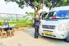 Lực lượng chức năng kiểm tra các điều kiện bảo đảm an toàn của xe đưa đón học sinh.