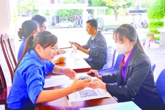 Lực lượng đoàn viên, thanh niên tình nguyện hỗ trợ người dân.