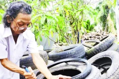 Ông Dội tái chế những lốp xe cũ thành những sản phẩm hữu ích.