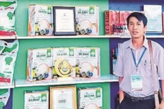 Anh Nông Văn Thạch - Giám đốc Hợp tác xã Nông nghiệp Ba Đình, xã Vĩnh Lộc, tỉnh Cà Mau tại Hội chợ nông nghiệp địa phương, giới thiệu sản phẩm đạt chuẩn OCOP.