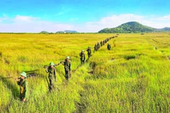 Lực lượng vũ trang tỉnh An Giang trên đường hành quân. (Ảnh PHƯƠNG VŨ)