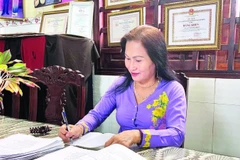 Chị Nguyễn Thị Bế sáng tác những bài vọng cổ, đờn ca tài tử, góp phần lưu giữ nghệ thuật truyền thống.