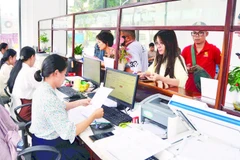 Giải quyết thủ tục hành chính tại Trung tâm Phục vụ hành chính công phường Pleiku.