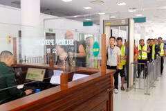 Bộ đội Biên phòng làm thủ tục xuất cảnh cho hành khách và lái xe qua Lối thông quan cầu Bắc Luân II.