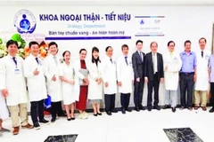 Các bác sĩ và CBNV Khoa Ngoại thận - Tiết niệu, Bệnh viện Nhi đồng 1.