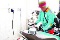 Dịch vụ sạc xe máy điện nở rộ ở Thành phố Hồ Chí Minh. (Ảnh THẾ ANH)