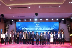 Phó Thủ tướng Nguyễn Chí Dũng chụp ảnh lưu niệm cùng các đại biểu.