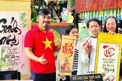 Nghệ nhân Võ Dương cho chữ tại gian hàng Ông đồ. (Ảnh Nhân vật cung cấp)