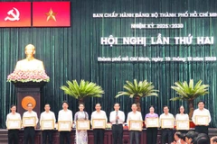 Ban Thường vụ Thành ủy Thành phố Hồ Chí Minh khen thưởng cho các cá nhân có thành tích xuất sắc trong công tác tổ chức Đại hội đại biểu Đảng bộ thành phố lần thứ I, nhiệm kỳ 2025-2030. (Ảnh MẠNH HẢO)