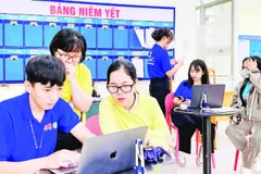 Sinh viên hỗ trợ người dân thực hiện thủ tục hành chính.