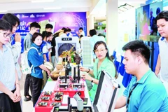 Sinh viên tham quan triển lãm trưng bày sản phẩm tại hội nghị “Thúc đẩy hợp tác ba nhà trong lĩnh vực công nghiệp”. (Ảnh CTV)