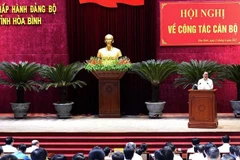 Bí thư Tỉnh ủy Hòa Bình Nguyễn Phi Long phát biểu tại hội nghị.