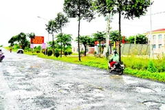 1. Chi chít lồi lõm, dày đặc trên tuyến đường Xuyên Á, đoạn trước Ủy ban nhân dân xã Đông Hòa.