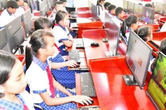 Học sinh Trường tiểu học Nguyễn Thị Tốt, xã Vĩnh Hựu, tỉnh Đồng Tháp thích thú với giờ học trên máy tính.