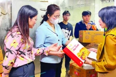 Đoàn kiểm tra của thành phố Hà Nội giám sát việc chấp hành quy định về an toàn thực phẩm tại Công ty TNHH Chế biến thực phẩm Đông Đô.