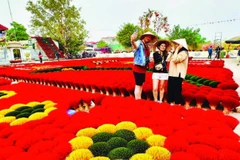 Khách du lịch check-in tại làng tăm hương Quảng Phú Cầu trên cung đường di sản Nam Thăng Long.