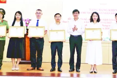 Lãnh đạo thành phố Đà Nẵng trao thưởng các tập thể có thành tích xuất sắc trong triển khai thực hiện Đề án. (Ảnh XUÂN HẬU)