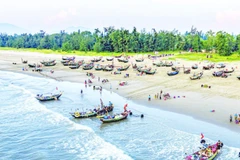 Về với du lịch biển Hà Tĩnh, du khách sẽ được khám phá, trải nghiệm "một ngày làm ngư dân" cùng các tổ du lịch cộng đồng. (Ảnh ĐẬU HÀ)