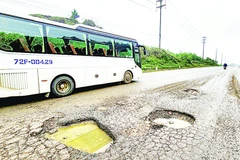 Quốc lộ 12C hư hỏng, ảnh hưởng phát triển kinh tế.