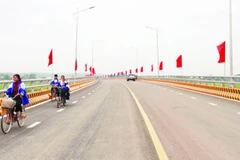 Học sinh đi qua cầu Cẩm Vân tới lớp, tới trường.