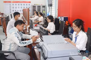 Cán bộ Trung tâm Phục vụ hành chính công xã Sa Thầy tận tình giải quyết thủ tục hành chính cho người dân.
