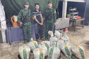 Đối tượng Phạm Văn Hậu cùng tang vật.